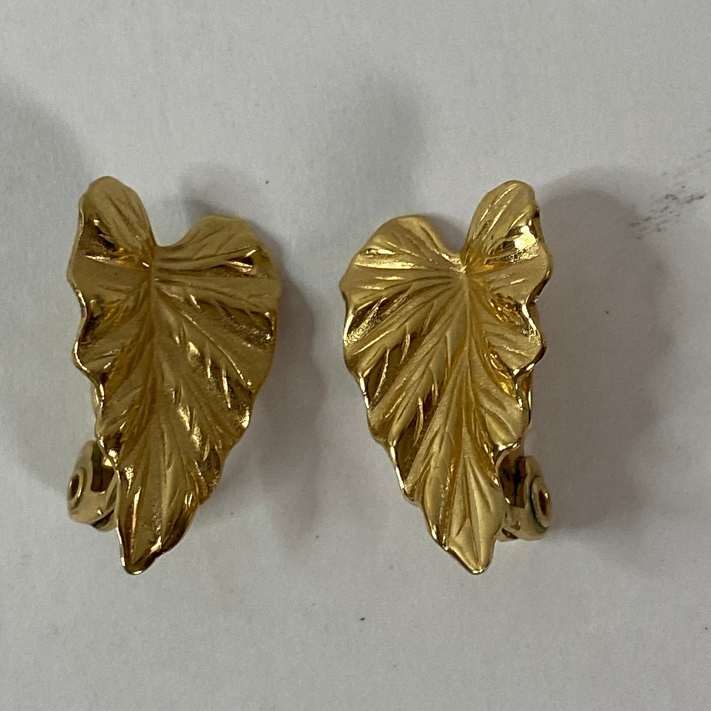 Vintage Monet Gold Tone Leaf Necklace Clip-On Earrings and Bangle Bracelet Set - Picture 5 of 9
